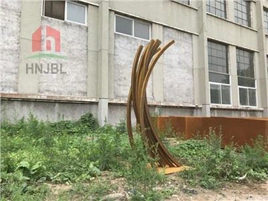 Stor moderne abstrakt skulptur