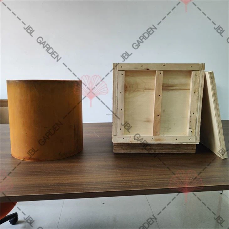 Metal plantekasser indendørs