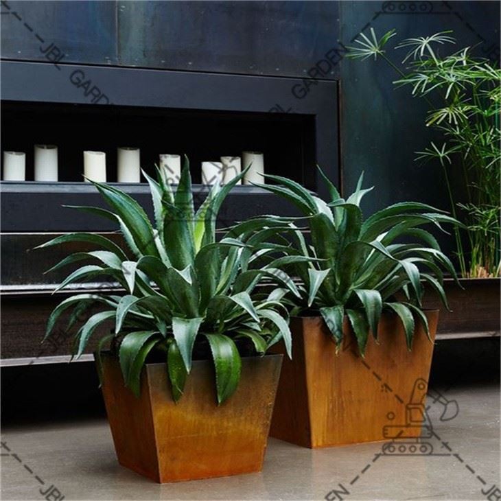 Rust Plant Pot