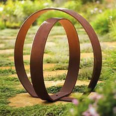 Rusten metalringskulptur