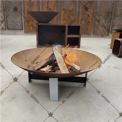 Firkantet udendørs bålplads i cortenstål