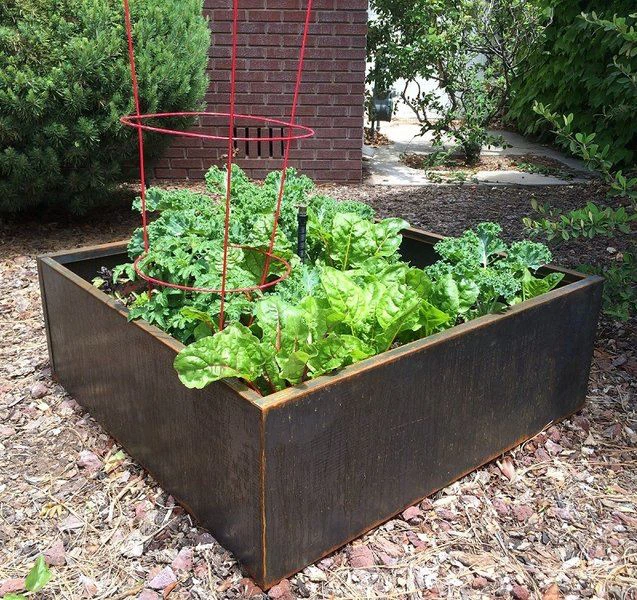 Metal kube planter